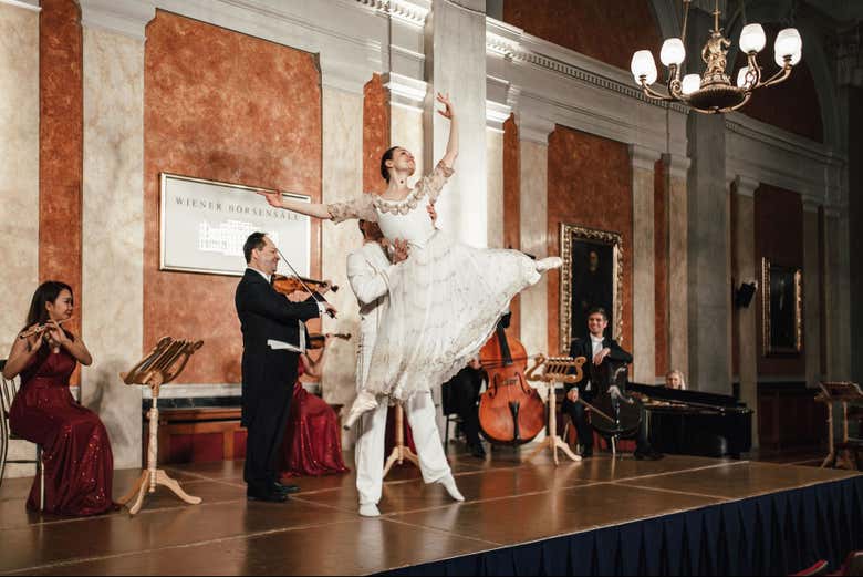 Espectáculo de ballet con la orquesta en directo